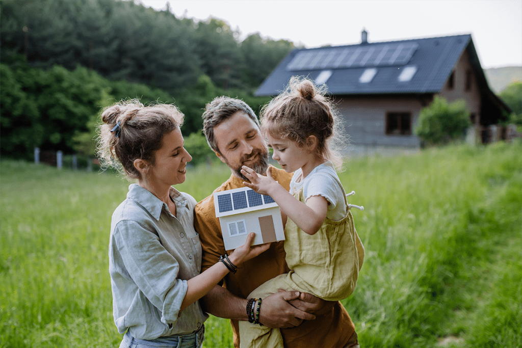 MySolar PV Familie sieht sich Photovoltaiklösung am Modellhaus an.